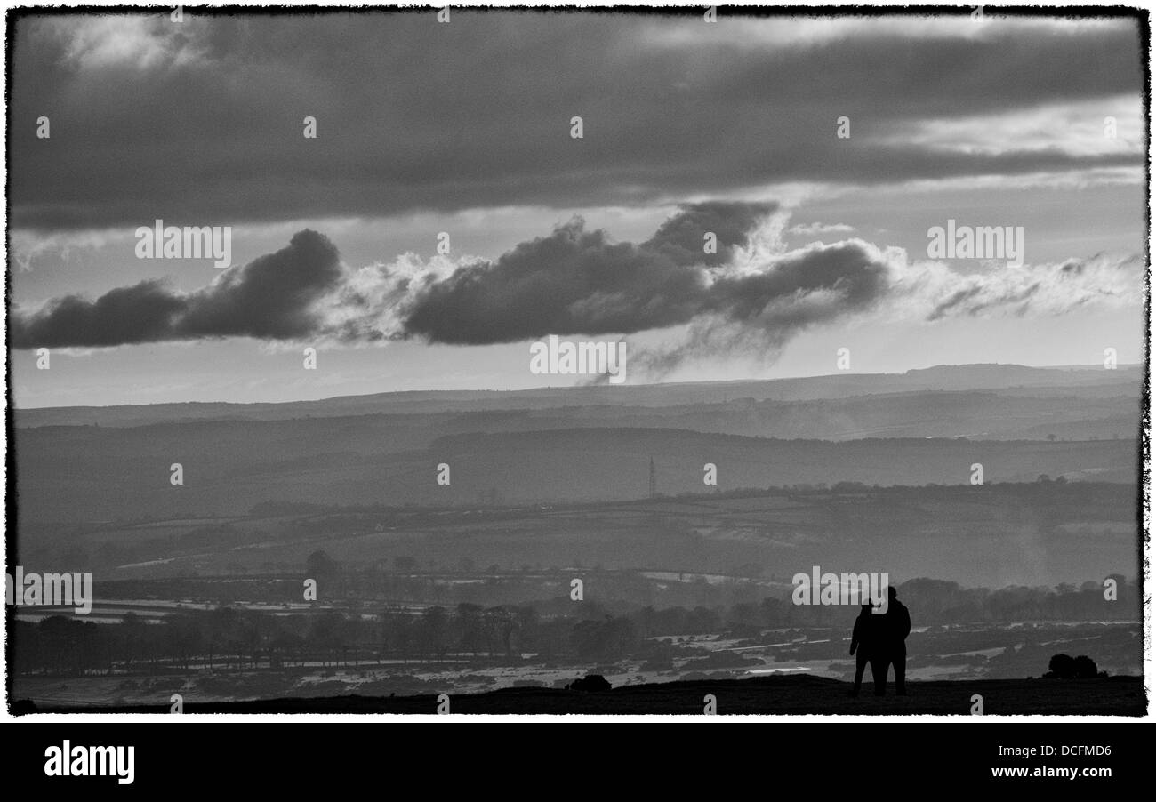 Un couple de prendre dans les vues dans le Dartmoor National Park Banque D'Images