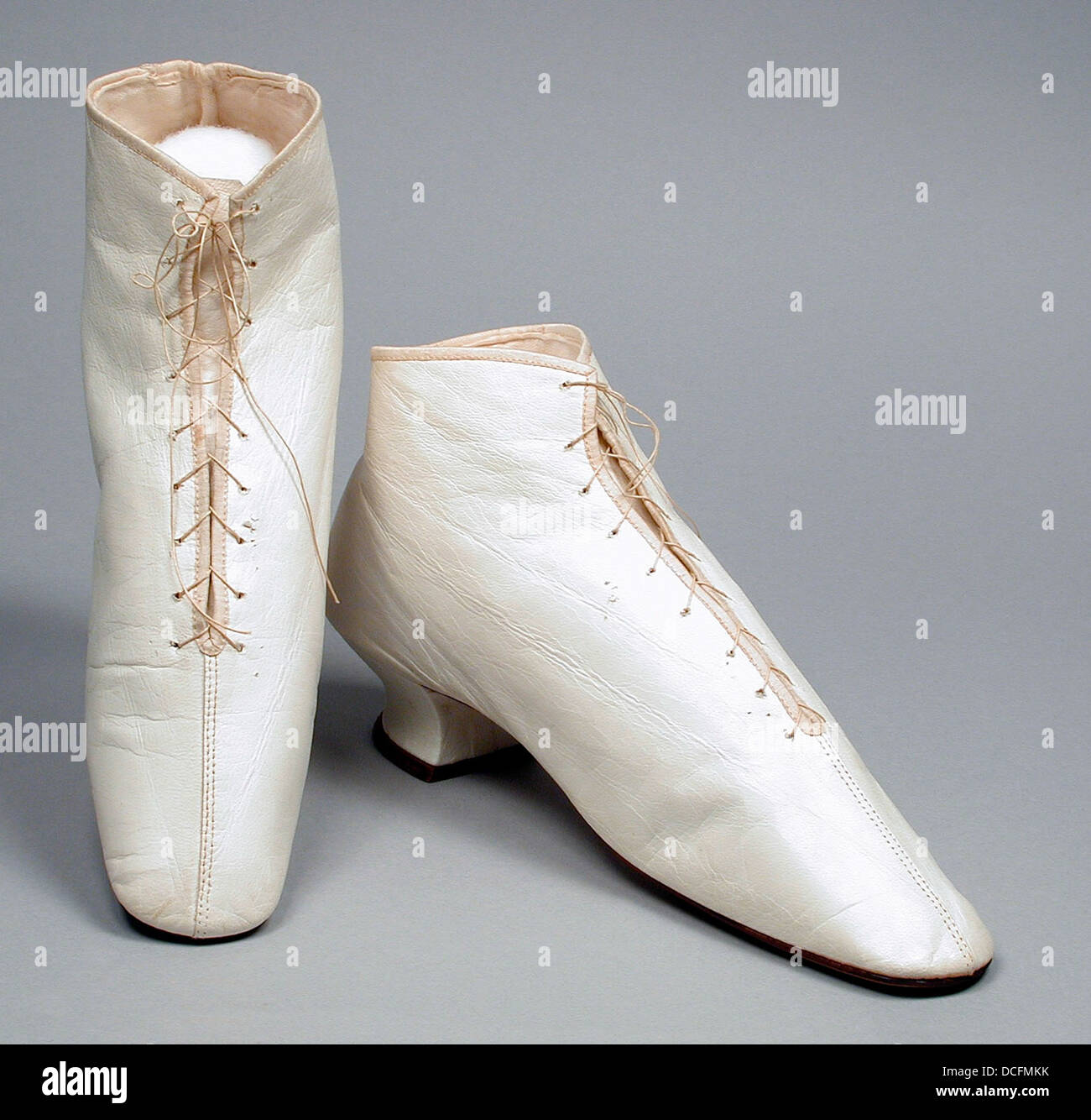 Ces bottines ornées, qui font partie d'un ensemble de mariage, font partie de la collection LACMA. Fabriqués avec un design complexe, ils mettent en valeur l'artisanat et les tendances de la mode de l'époque. Banque D'Images