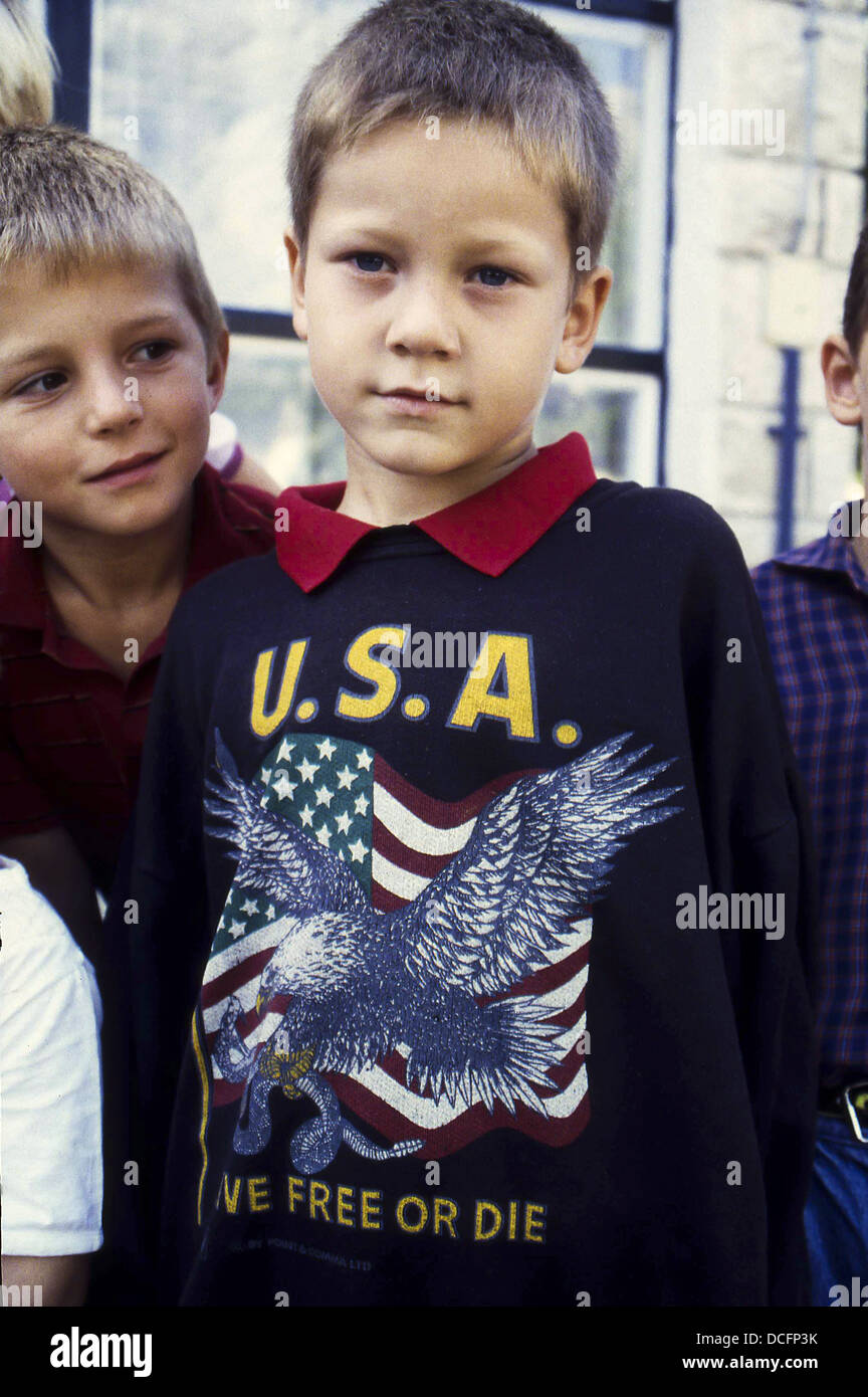 Groupe d'enfants déplacés vivant dans la région de camp de réfugiés de Croatie, 1993 Banque D'Images