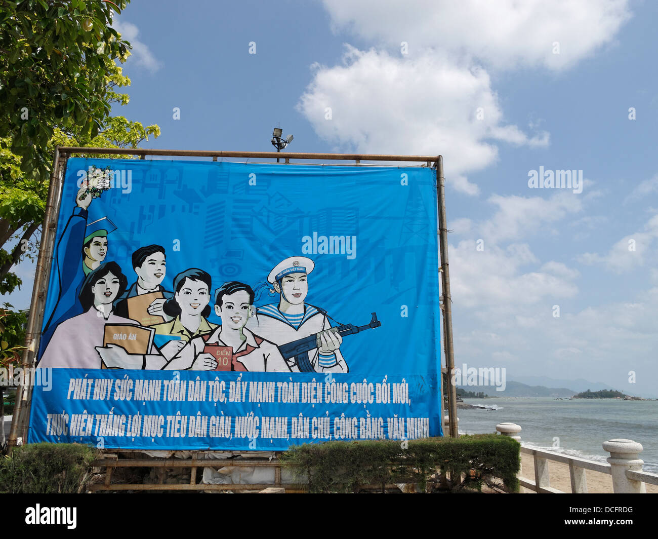 Affiche de propagande à côté de la plage de Nha Trang, Vietnam. Banque D'Images