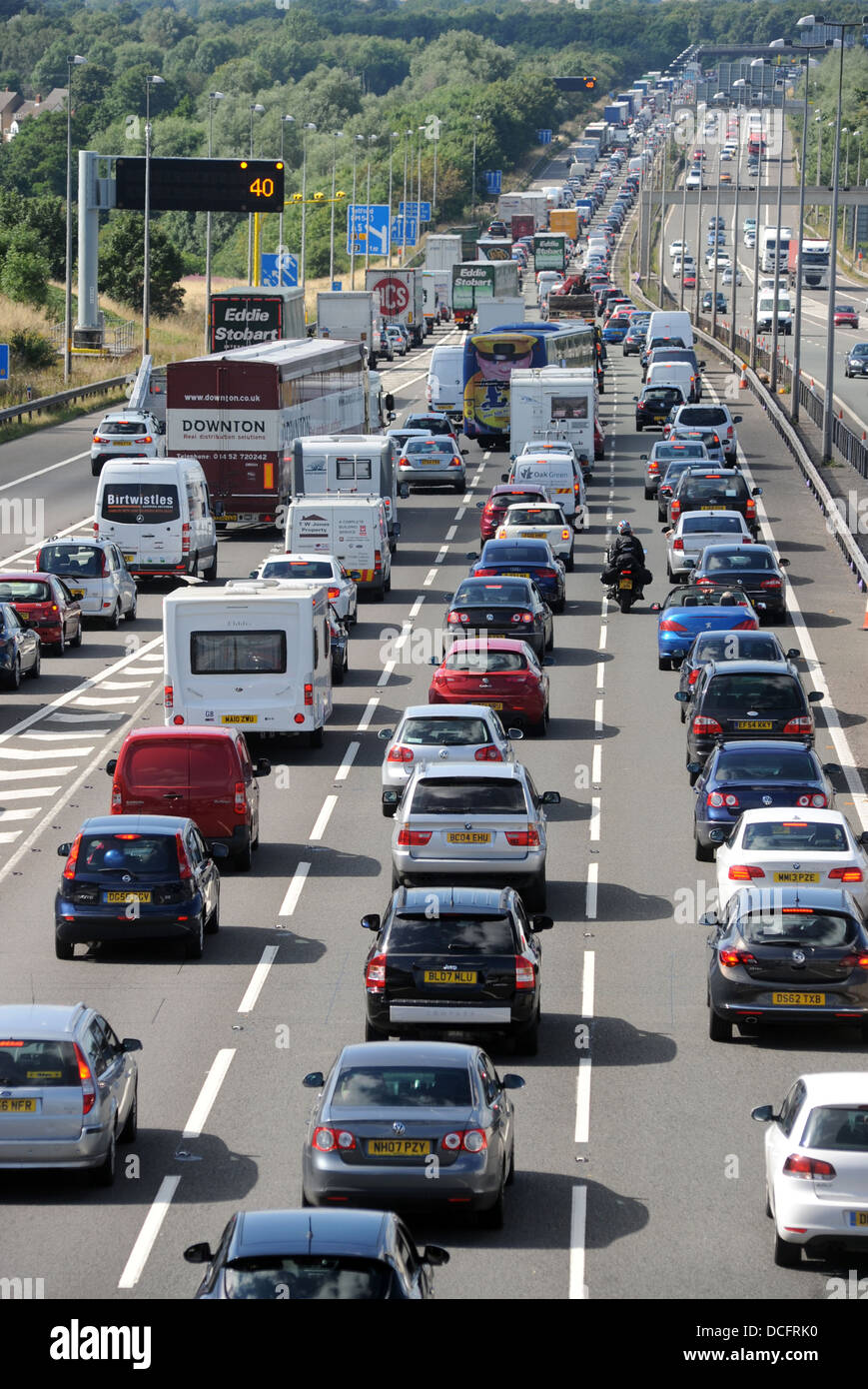 Les FILES D'ATTENTE DE TRAFIC SUR L'autoroute M6 en direction nord, dans le Staffordshire lourd d'attente re route à péage TRANSPORT ROUTES CONFITURES BANK HOLIDAY CARS UK Banque D'Images