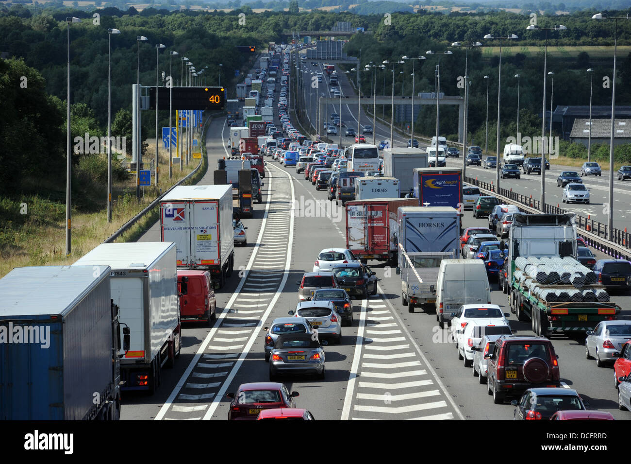 Les FILES D'ATTENTE DE TRAFIC SUR L'autoroute M6 en direction nord, dans le Staffordshire lourd d'attente re route à péage TRANSPORT ROUTES CONFITURES BANK HOLIDAY CARS UK Banque D'Images