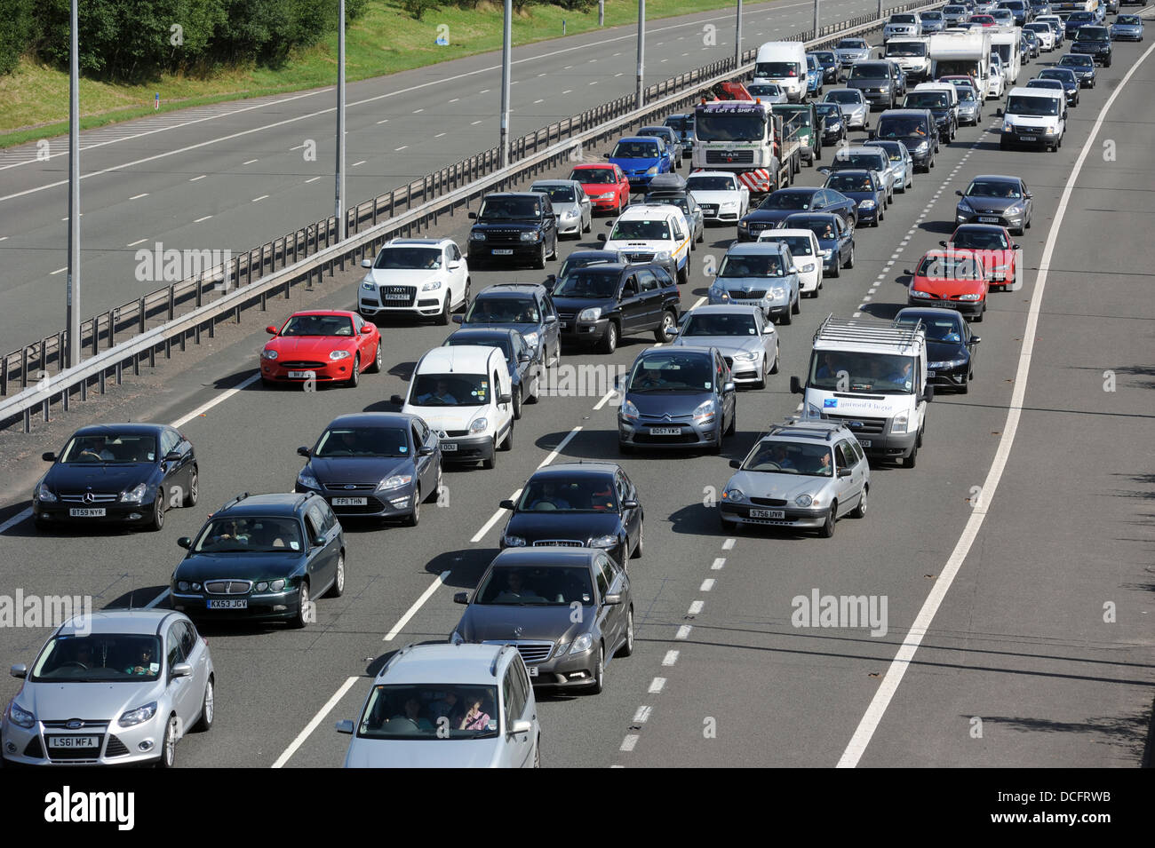 Les FILES D'ATTENTE DE TRAFIC SUR L'autoroute M6 en direction nord, dans le Staffordshire lourd d'attente re route à péage TRANSPORT ROUTES CONFITURES BANK HOLIDAY CARS UK Banque D'Images