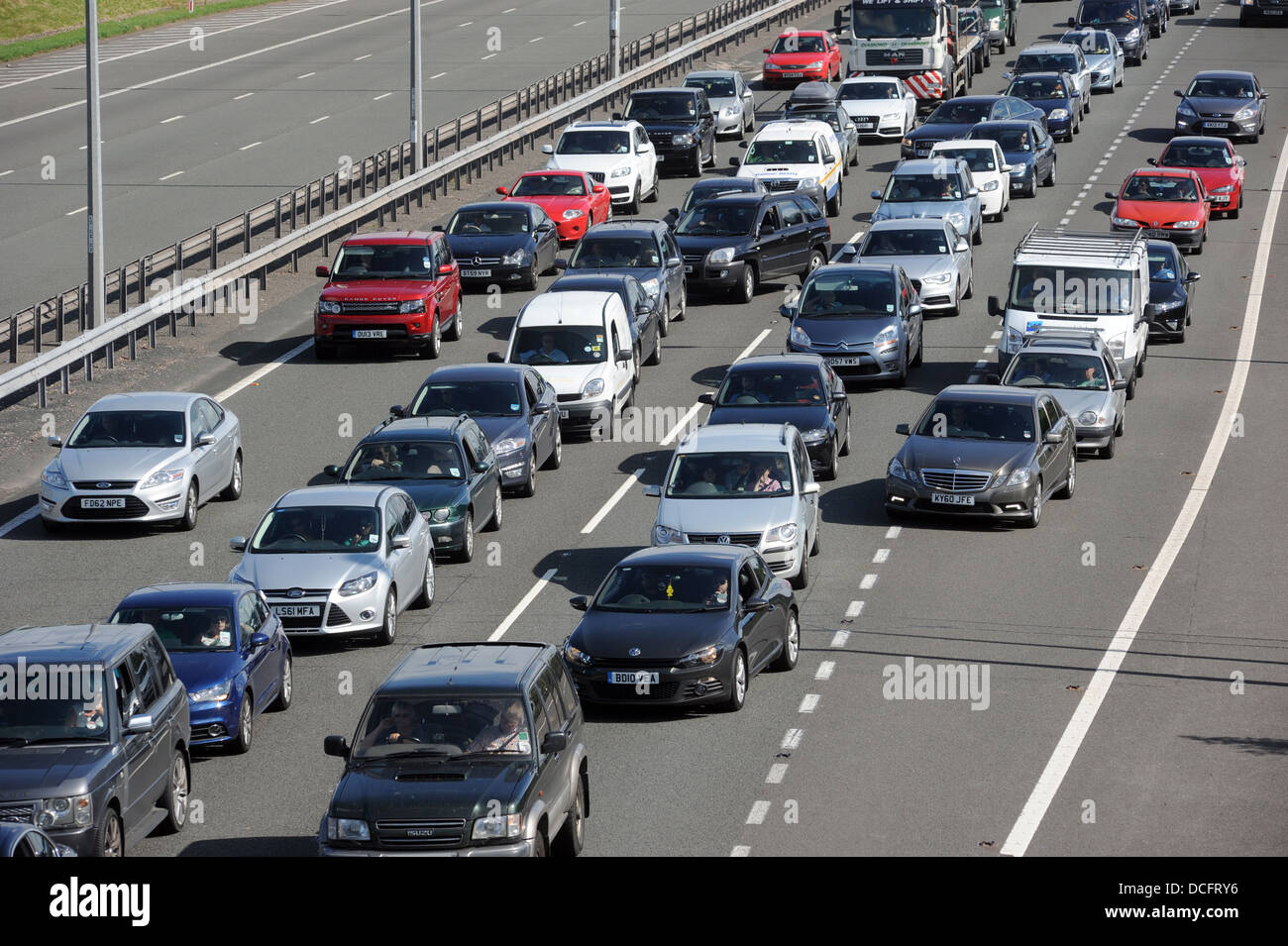 Les FILES D'ATTENTE DE TRAFIC SUR L'autoroute M6 en direction nord, dans le Staffordshire lourd d'attente re route à péage TRANSPORT ROUTES CONFITURES BANK HOLIDAY CARS UK Banque D'Images