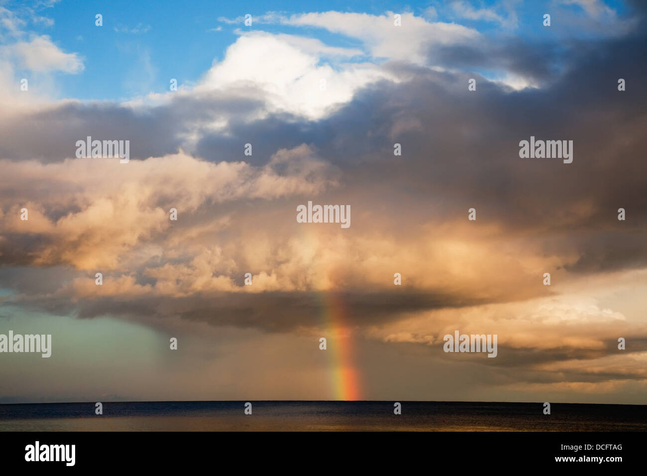 Arc-en-ciel sur l'horizon ; Roches Point, comté de Cork, Irlande Banque D'Images