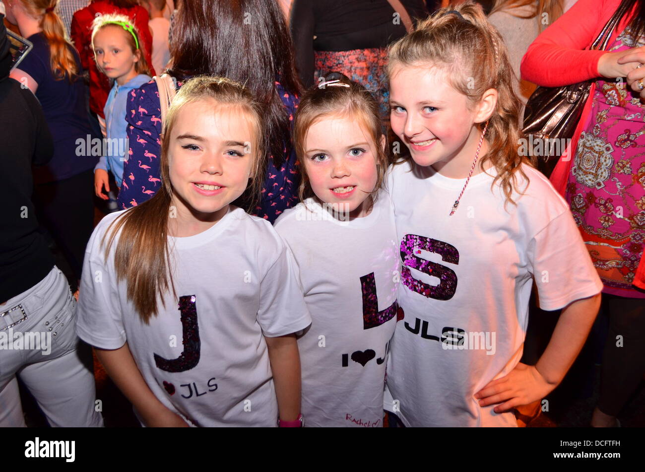 L'Irlande, Royaume-Uni. Août 16, 2013. Shanaah Griffin, Rachel Griffen et Ciara Landers de BallyMac, porter leur accueil fait 'J' 'L' 'S' T-shirts tout en profitant du spectacle live au festival 2013 Rose de Tralee à Tralee, Co.Kerry Eire Crédit : James Loveridge/Alamy Live News Banque D'Images