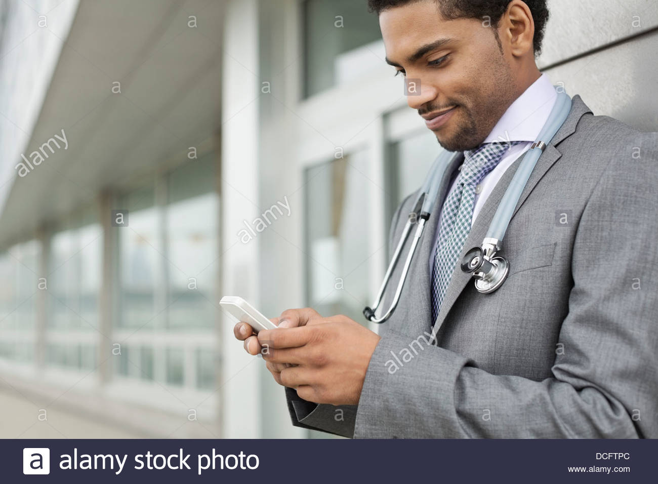 Médecin à l'aide de smart phone Banque D'Images