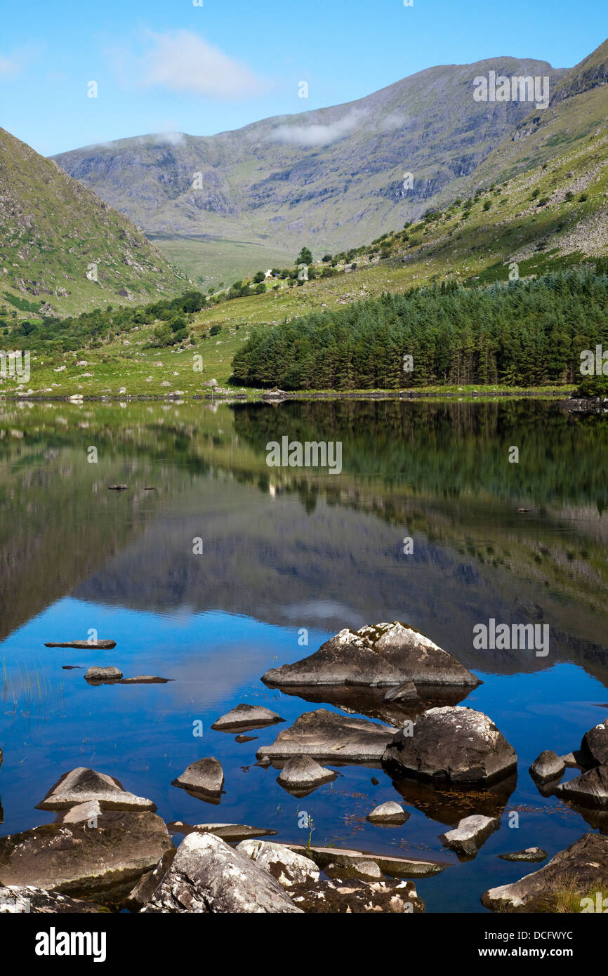 Irish Lake Reflections ; Black Valley, comté de Kerry, Irlande Banque D'Images