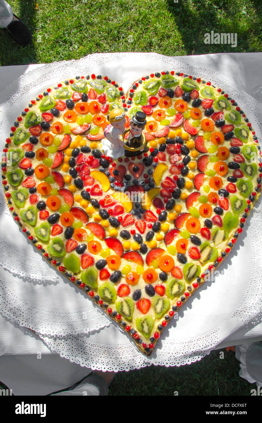 Un Gateau Aux Fruits En Forme De Coeur Pour Un Mariage Photo Stock Alamy Un Gateau Aux Fruits En Forme De Coeur Pour Un Mariage Photo Stock Alamy