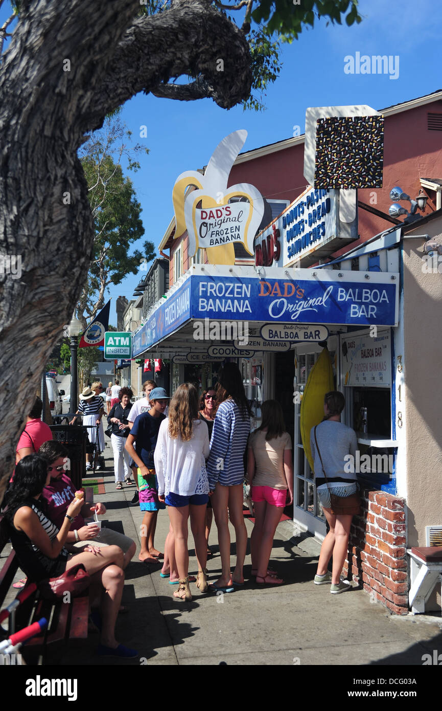 USA California Orange County CA Newport Beach Island Balbao aux personnes bénéficiant d'un traitement de l'été à l'origine du Père Bananes congelées Banque D'Images