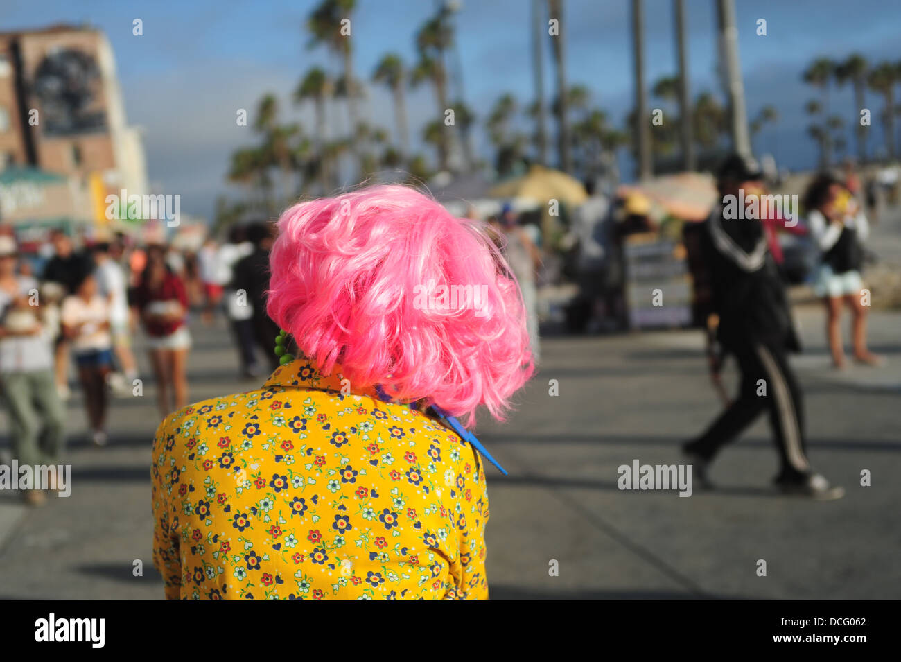CA États-unis Californie Los Angeles L.A. LA plage de Venice femme habillé en clown promenades le long de la promenade beachwalk Banque D'Images