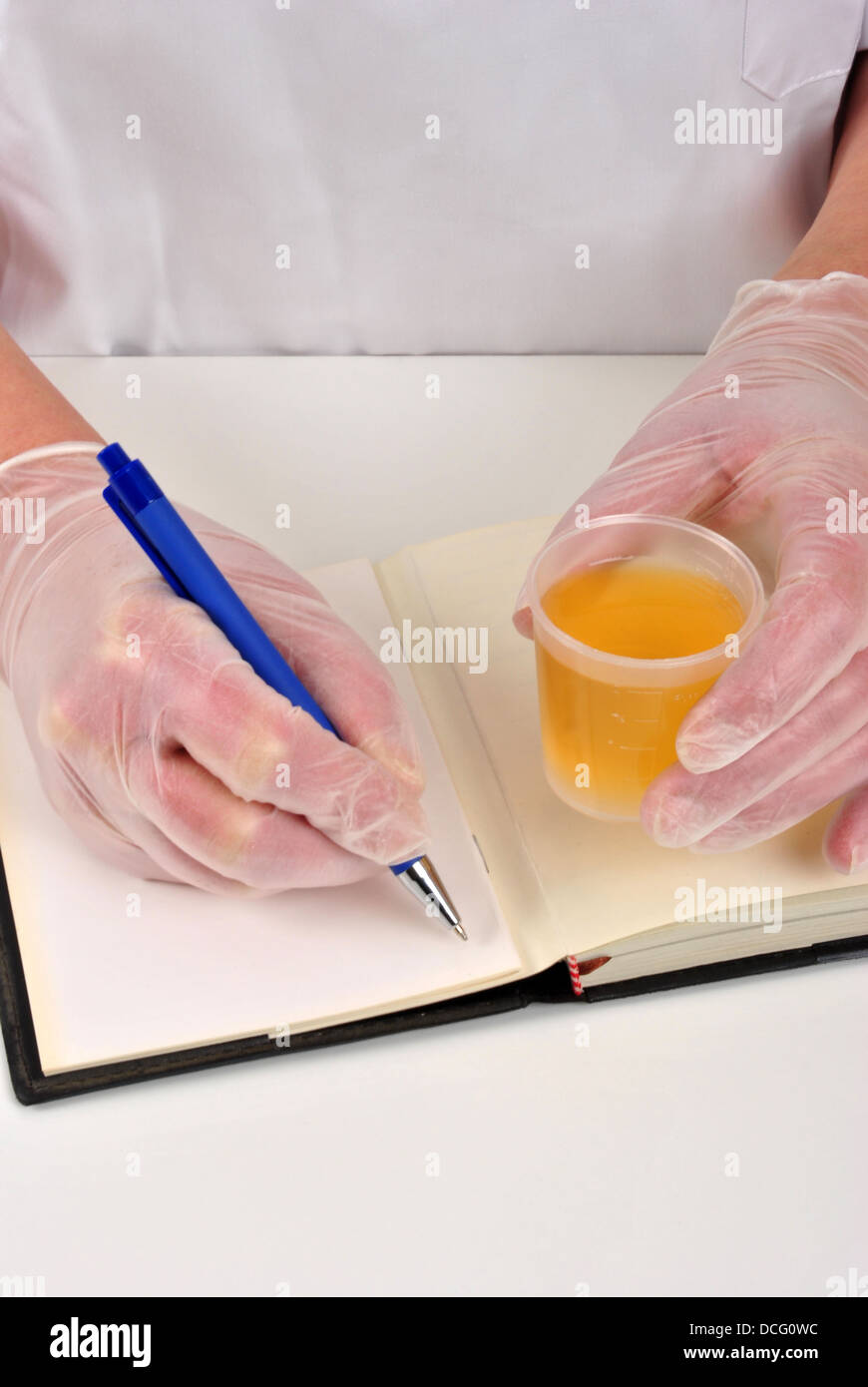 Certains liquide jaune et prendre des notes Banque D'Images