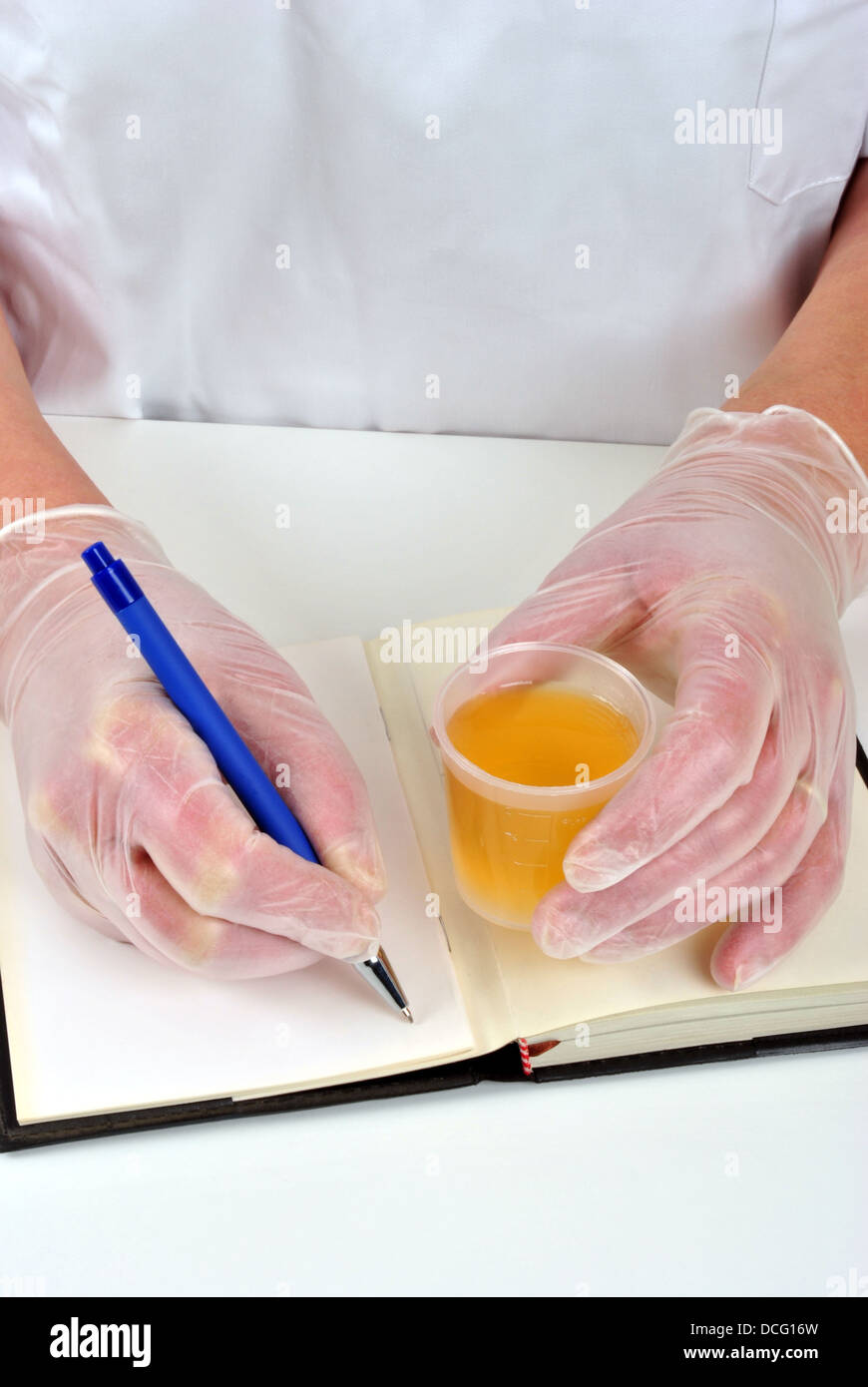 Certains liquide jaune et prendre des notes Banque D'Images