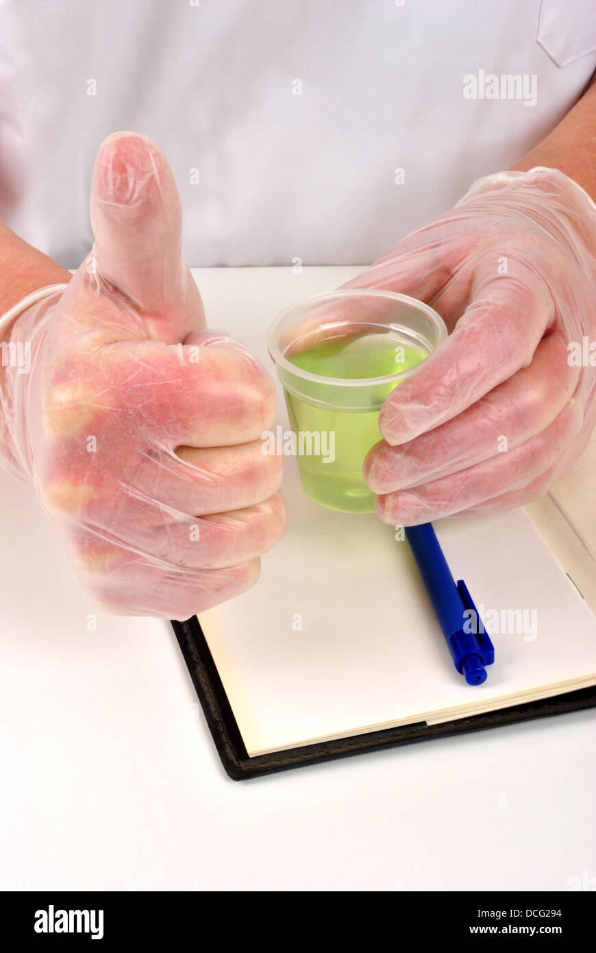 Certains liquide rouge dans une petite tasse Banque D'Images