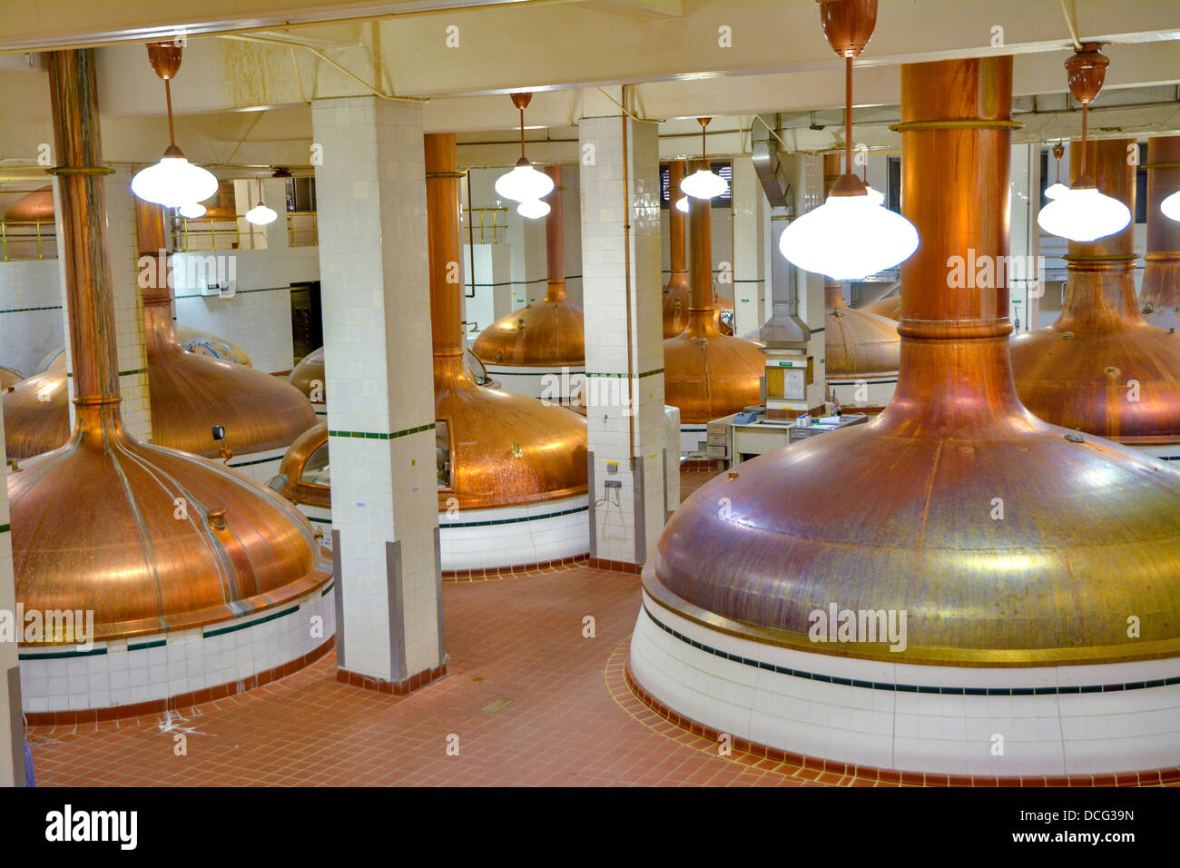 Pots en cuivre dans une brasserie utilisée pour fabriquer la bière Banque D'Images
