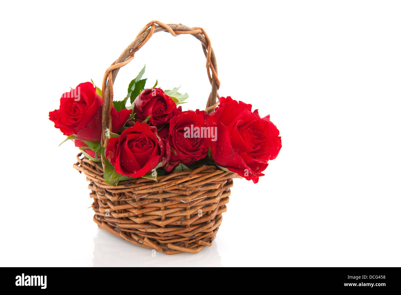 Panier de roses rouges Banque de photographies et d'images à haute  résolution - Alamy
