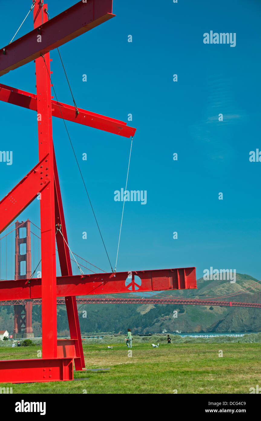 Mère de la paix, une sculpture en acier par Mark de Suvero à Crissy Field, San Francisco, Californie Banque D'Images