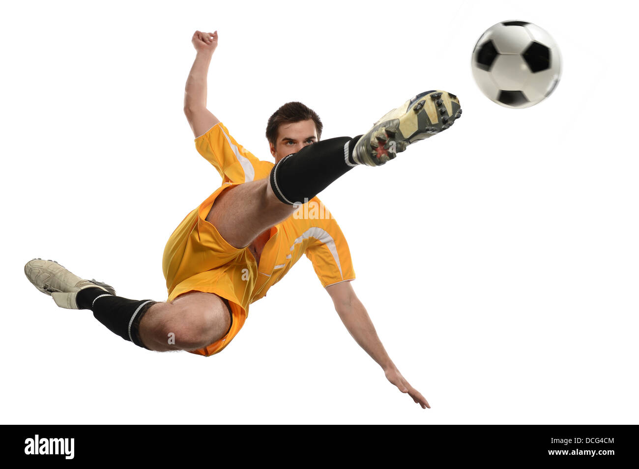 Soccer player kicking ball lors d'un saut isolated over white background Banque D'Images