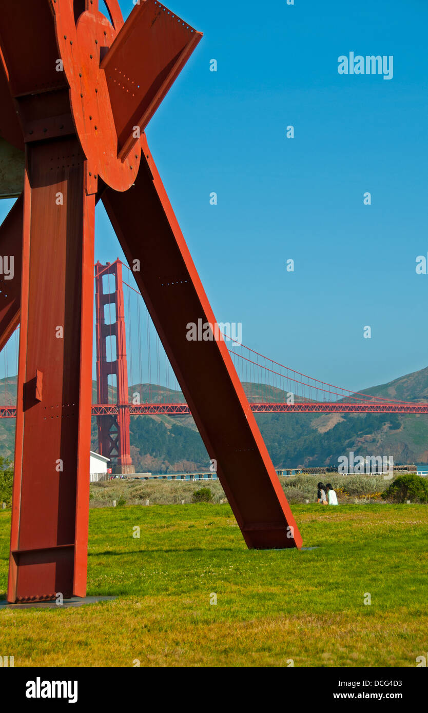 Mère de la paix, une sculpture en acier par Mark de Suvero à Crissy Field, San Francisco, Californie Banque D'Images