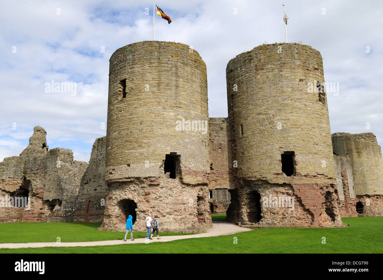 Les touristes en marche pour le château de Rhuddlan Denbighshire Wales Cymru UK GO Banque D'Images