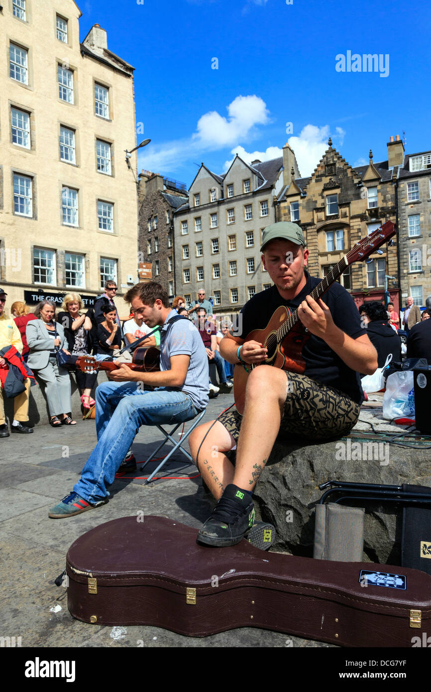 Deux hommes jouant guitares dans Grassmarket, Édimbourg au cours de l'Edinburgh Fringe Festival, Édimbourg, Écosse, Grande-Bretagne Banque D'Images