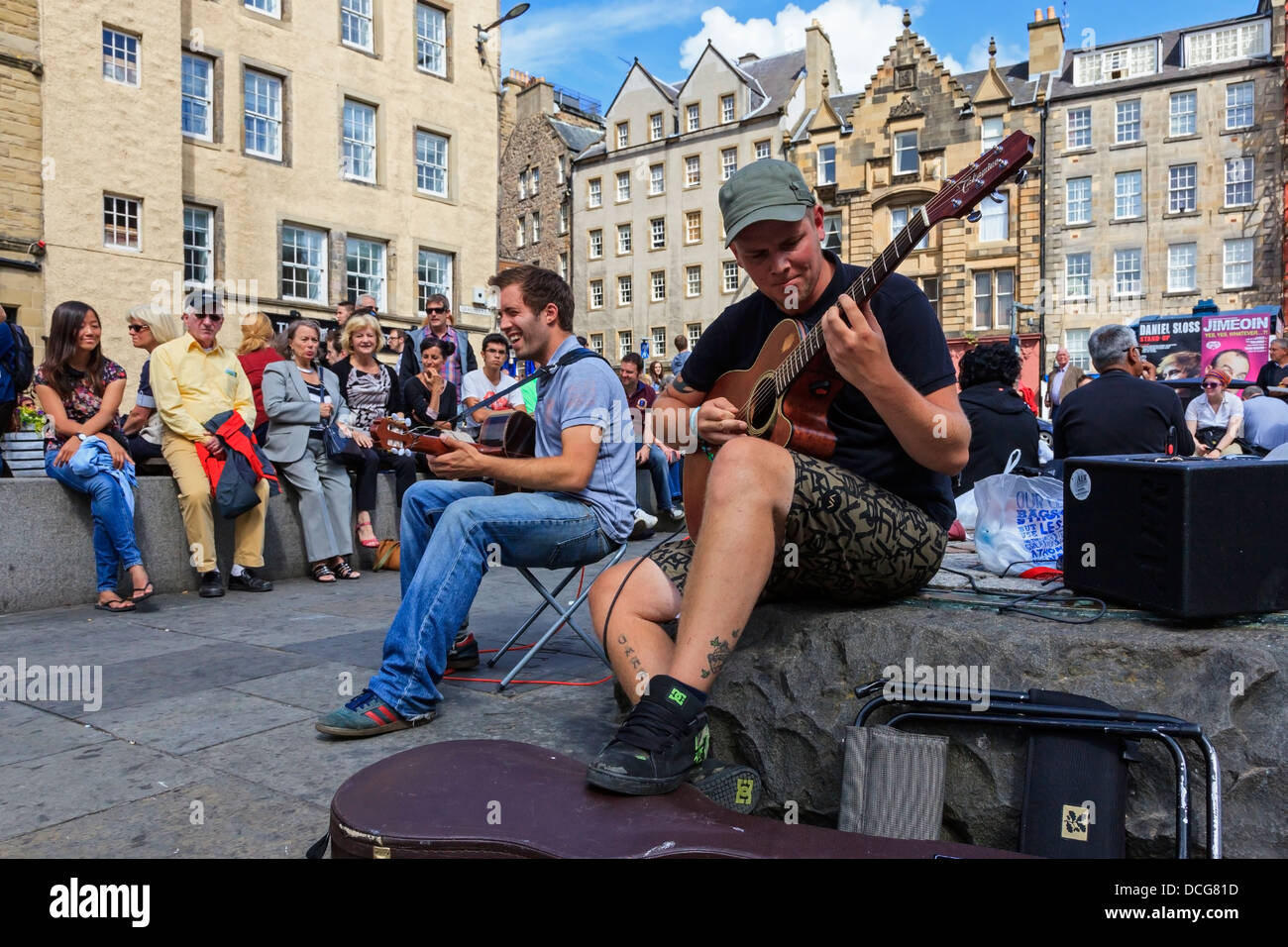 Deux hommes jouant guitares dans Grassmarket, Édimbourg au cours de l'Edinburgh Fringe Festival, Édimbourg, Écosse, Grande-Bretagne Banque D'Images