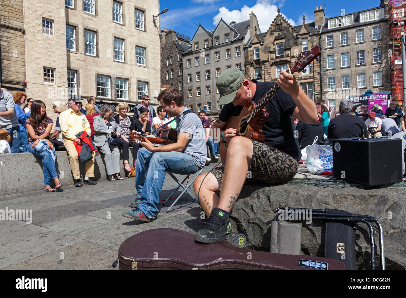 Deux hommes jouant guitares dans Grassmarket, Édimbourg au cours de l'Edinburgh Fringe Festival, Édimbourg, Écosse, Grande-Bretagne Banque D'Images