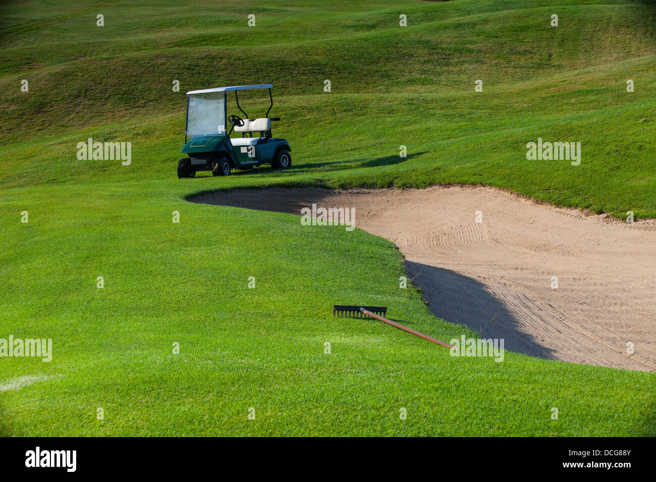 Très belle vue sur le magnifique parcours de golf avec la voiturette de golf vert. Banque D'Images