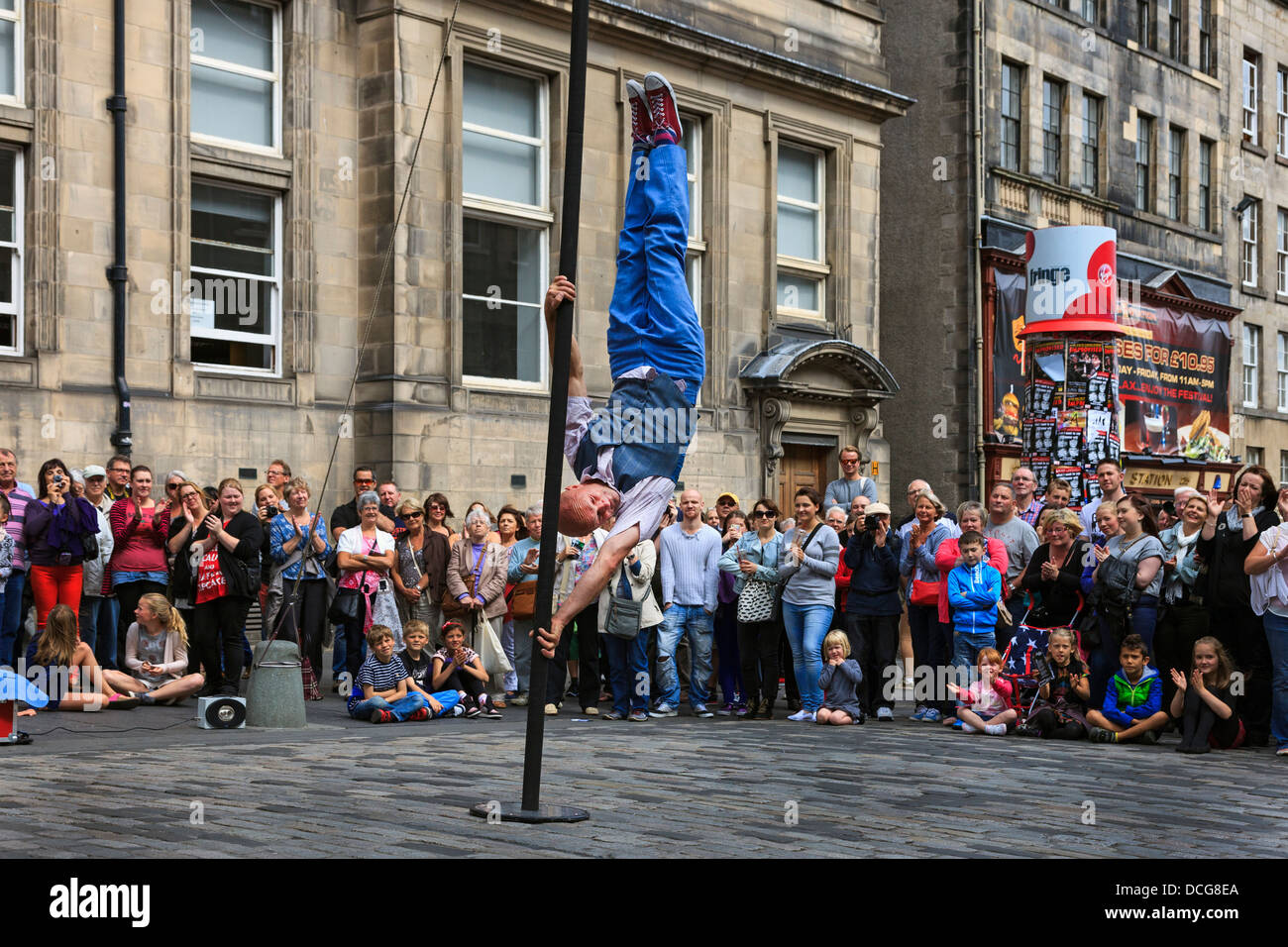 Acrobat performing un équilibre sur un poteau, Royal Mile, Edinburgh Fringe Festival, Édimbourg, Écosse, Royaume-Uni Banque D'Images