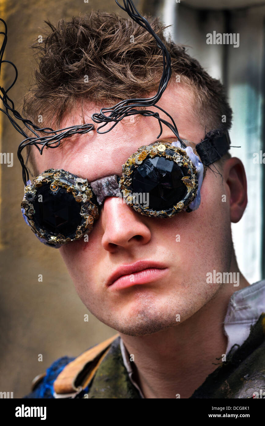 Acteur avec lunettes inhabituelles à l'Edinburgh Fringe Festival, Édimbourg, Écosse, Royaume-Uni Banque D'Images