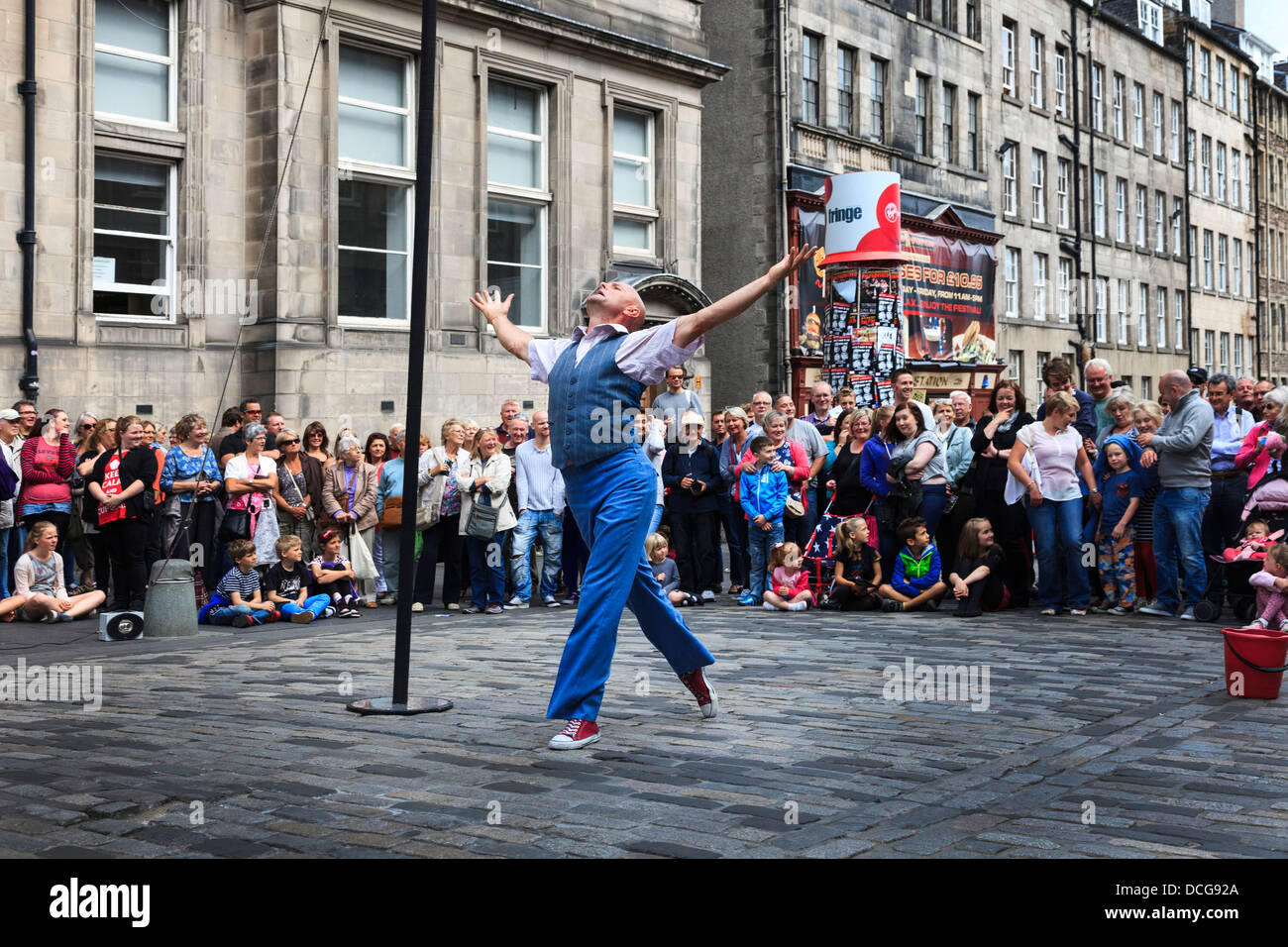 Acrobat performing un équilibre sur un poteau, Royal Mile, Edinburgh Fringe Festival, Édimbourg, Écosse, Royaume-Uni Banque D'Images