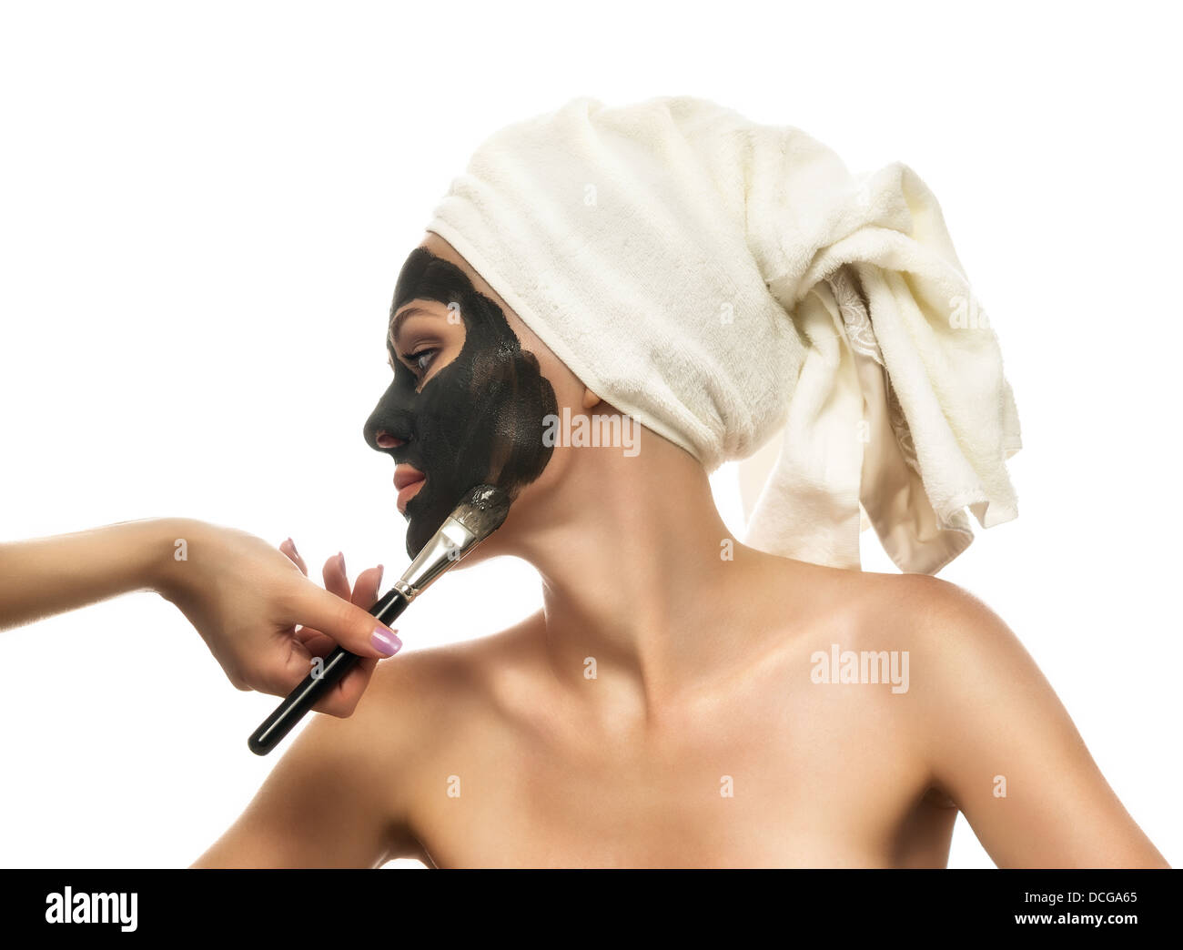 Femme qui reçoit un masque de boue sur le fond blanc Banque D'Images