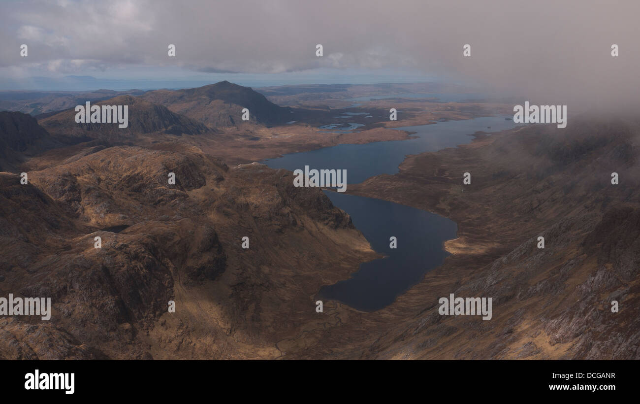 Vue depuis le sommet d'un Mhaighdean» avec Beinn Airigh dans la distance de l'omble chevalier et Loch Fionn Dubh et Loch ci-dessous, l'Ecosse UK Banque D'Images