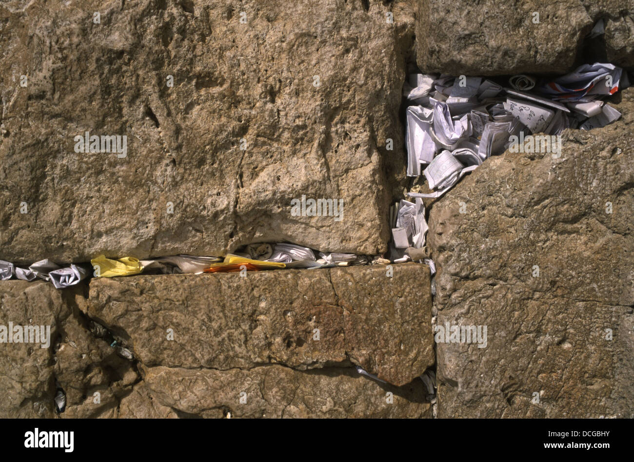 Bouts de papier contenant des prières coincé dans les fissures du Mur occidental site saints juifs dans la vieille ville de Jérusalem Israël Banque D'Images