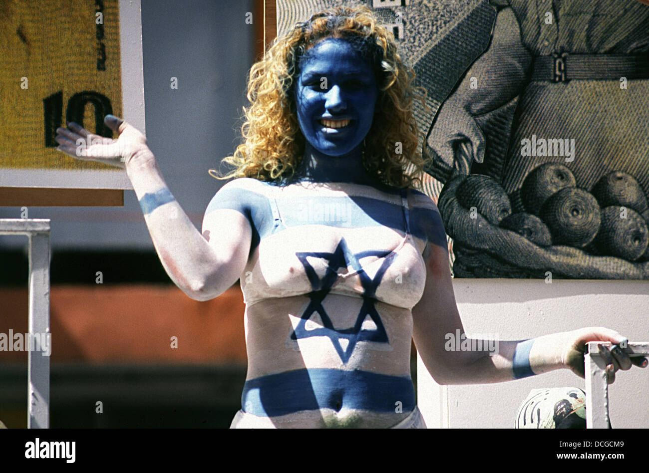 Le drapeau national israélien peint sur une jeune femme au cours de commémorations de l'indépendance à Tel Aviv, Israël Banque D'Images
