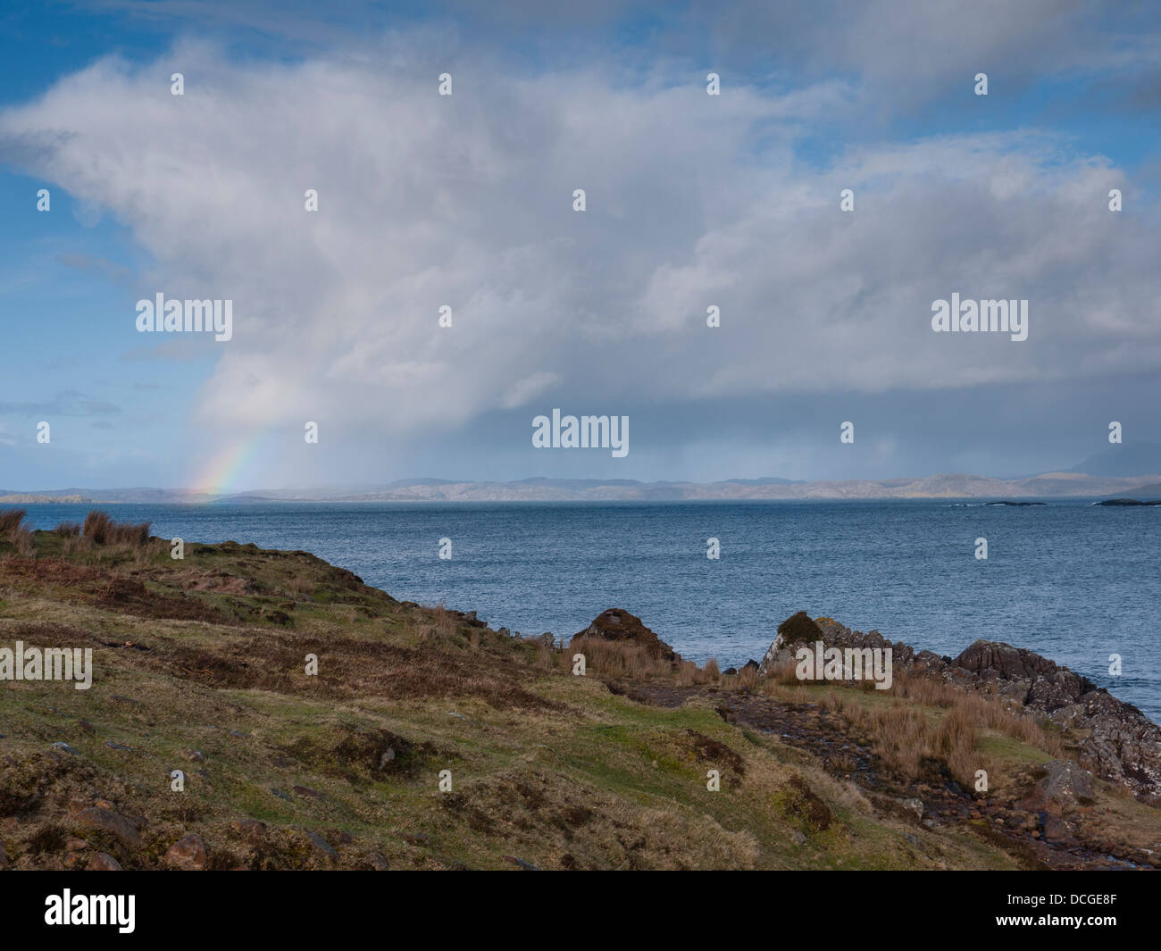 Les nuages de pluie spectaculaire passant sur Enard Bay sur la côte nord-ouest de l'Écosse, Royaume-Uni Banque D'Images