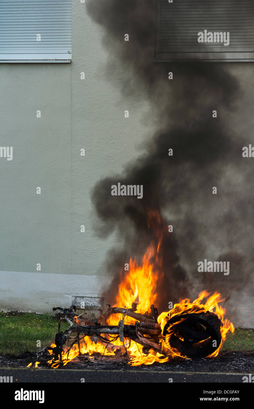 Scooter dans le feu après incendie Banque D'Images