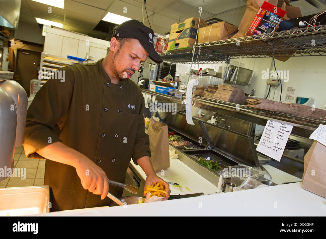 Fast Food Restaurant Worker Banque D'Images