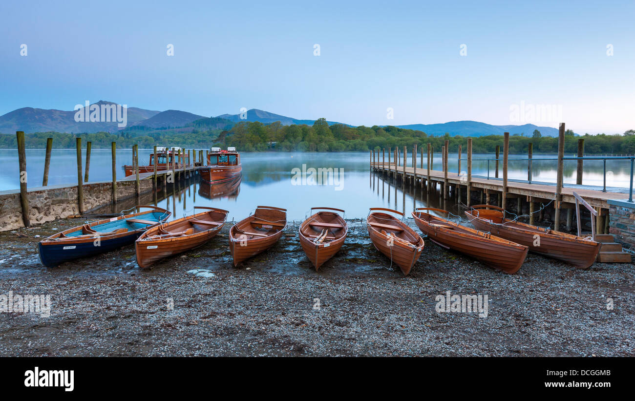 Bateaux sur Derwent Water au lever du soleil, Keswick, Parc National de Lake District, Cumbria, Angleterre, Royaume-Uni, Europe. Banque D'Images