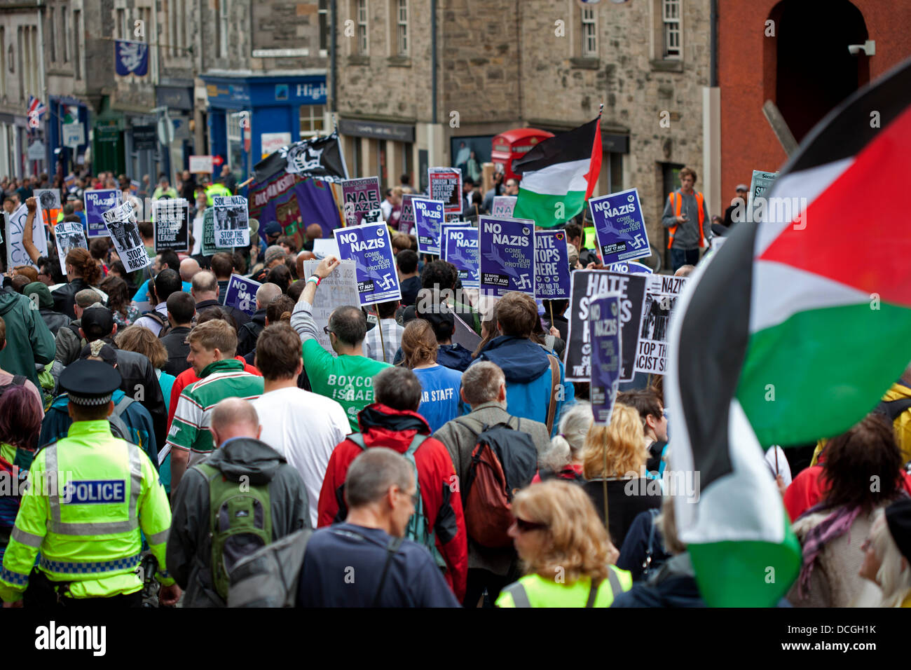 Édimbourg, Écosse 17 août 2013, mars contre des groupes racistes et fascistes apporte le trafic à l'arrêt dans le centre ville. Quelques rues, la Ligue de la Défense écossaise (SDL) mars au Parlement. Banque D'Images