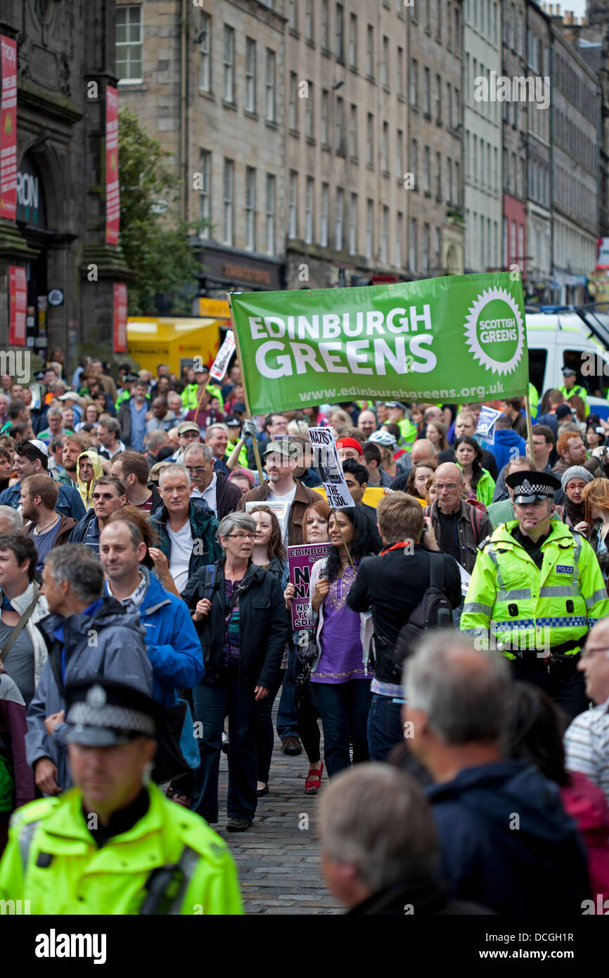 Édimbourg, Écosse 17 août 2013, mars contre des groupes racistes et fascistes apporte le trafic à l'arrêt dans le centre ville. Quelques rues, la Ligue de la Défense écossaise (SDL) mars au Parlement. Banque D'Images