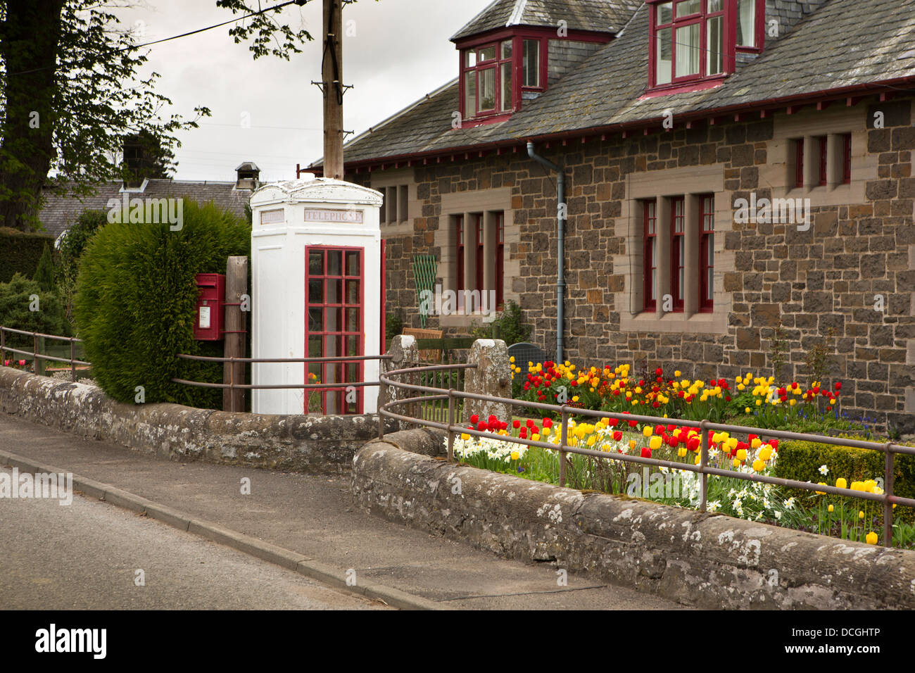 L'Écosse, Perth et Kinross, Rhynd, Rare K3 téléphone énumérés dans la boîte de jardin de vieux bureau de poste, un seul en UK Banque D'Images