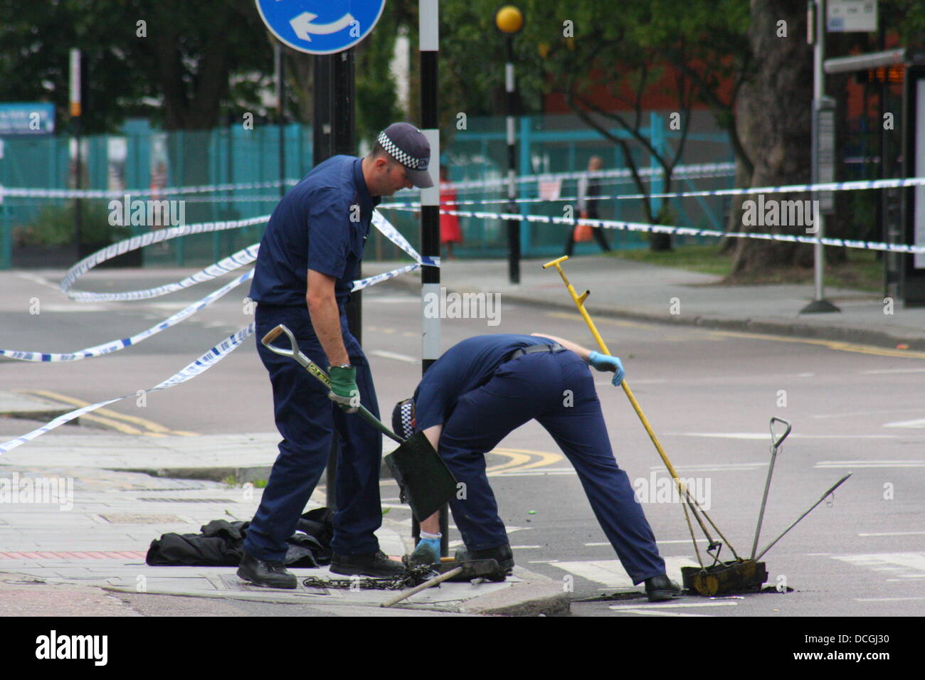 La police enquêtant sur la scène d'un incident de deux attaques à l'ouest de la Route Verte à Tottenham, au nord de Londres. Banque D'Images