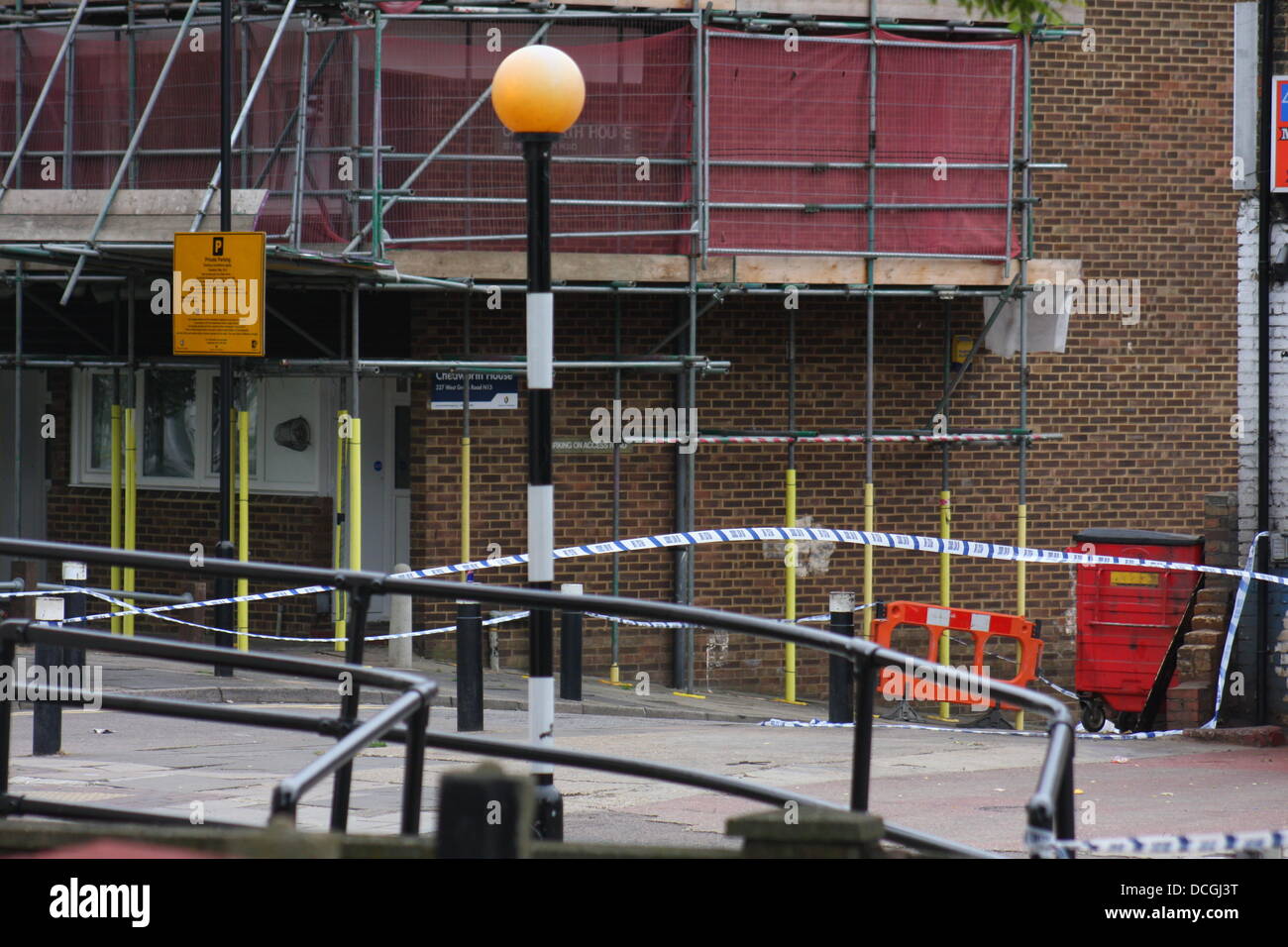 La police enquêtant sur la scène d'un incident de deux attaques à l'ouest de la Route Verte à Tottenham, au nord de Londres. Banque D'Images