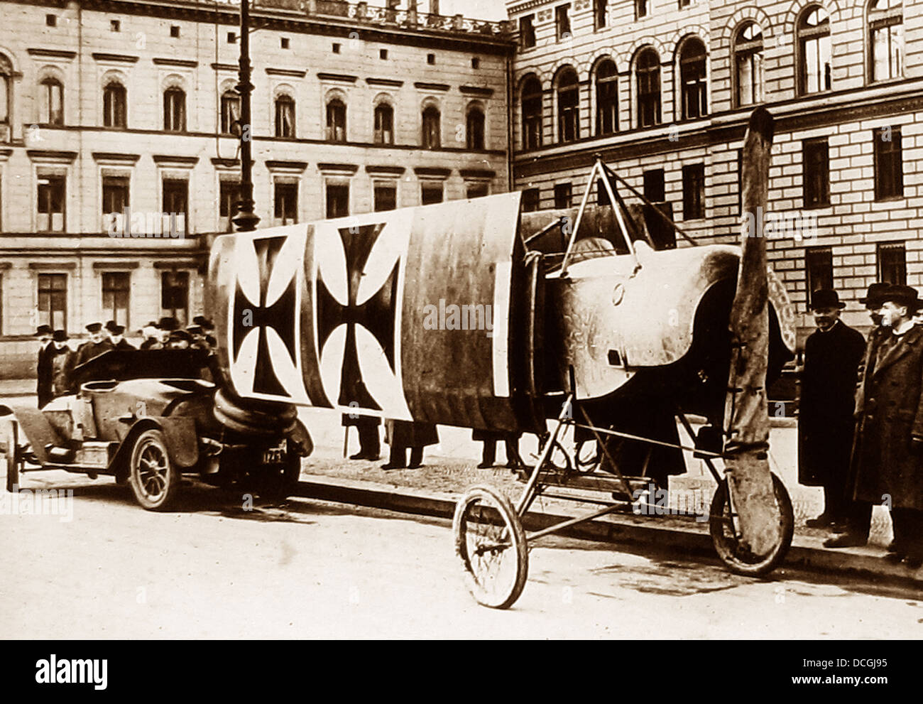 Un avion allemand transportés par route pendant WW1 Banque D'Images