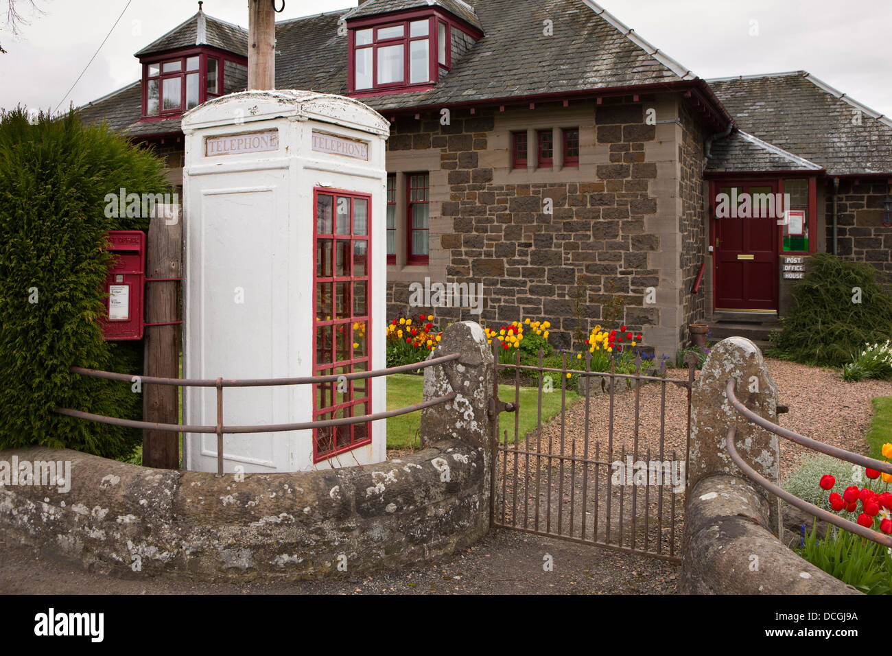 L'Écosse, Perth et Kinross, Rhynd, Rare K3 téléphone énumérés dans la boîte de jardin de vieux bureau de poste, un seul en UK Banque D'Images