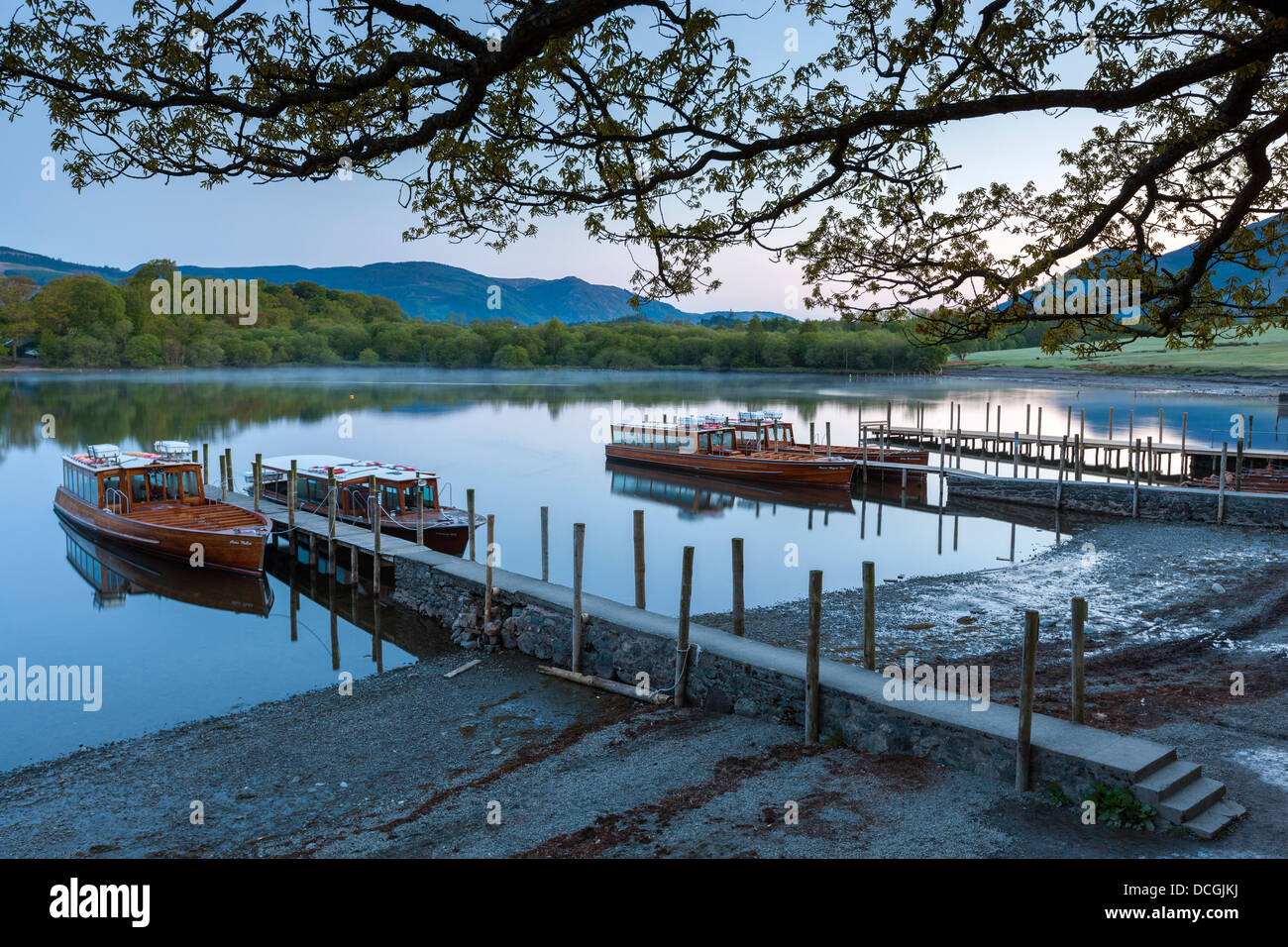 Bateaux sur Derwent Water au lever du soleil, Keswick, Parc National de Lake District, Cumbria, Angleterre, Royaume-Uni, Europe. Banque D'Images