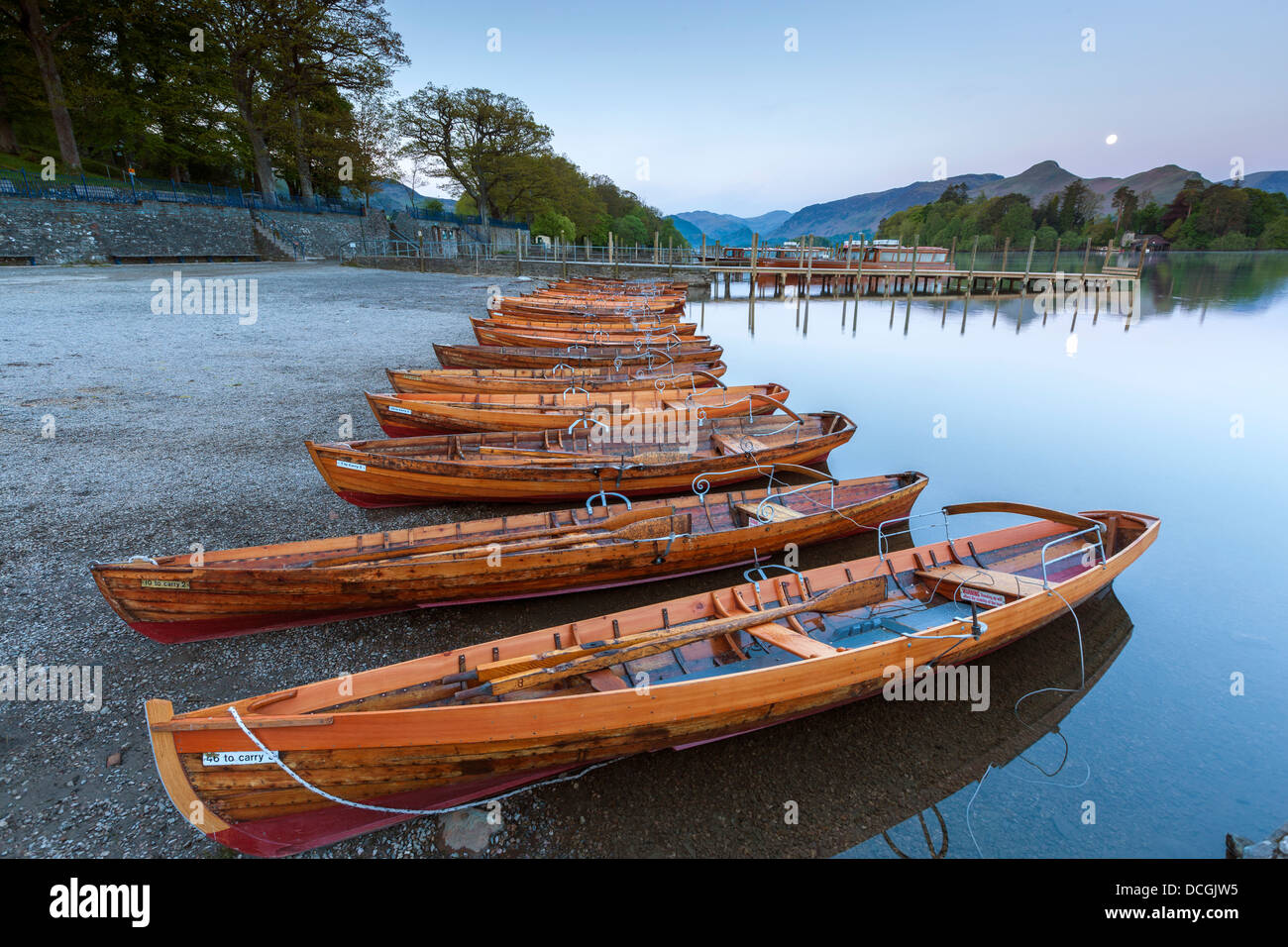 Bateaux sur Derwent Water au lever du soleil, Keswick, Parc National de Lake District, Cumbria, Angleterre, Royaume-Uni, Europe. Banque D'Images