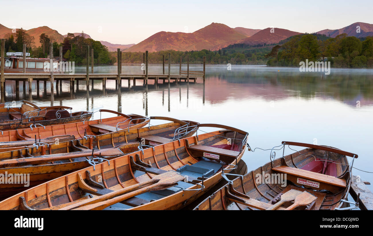Bateaux sur Derwent Water au lever du soleil, Keswick, Parc National de Lake District, Cumbria, Angleterre, Royaume-Uni, Europe. Banque D'Images