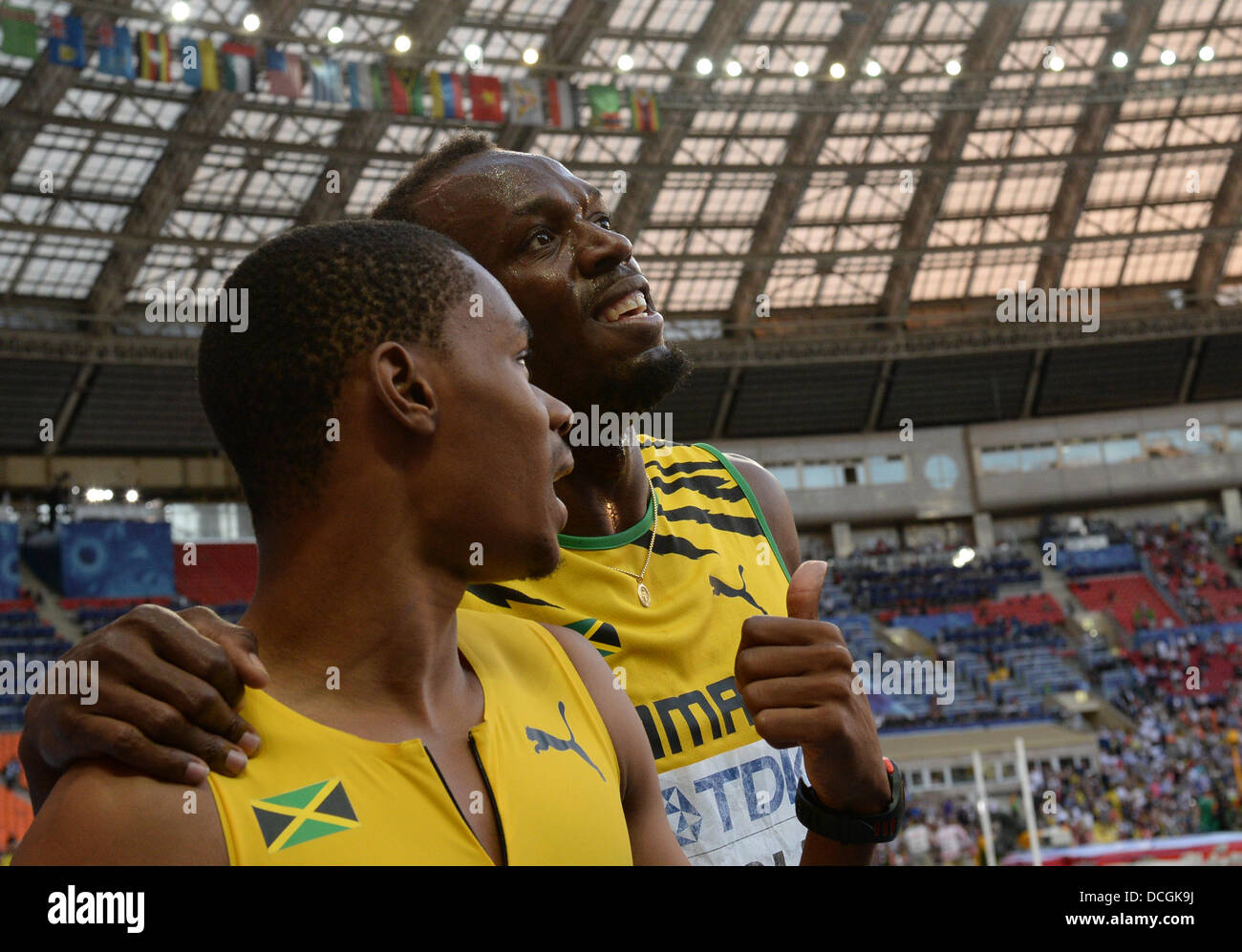 Moscou, Russie. Août 17, 2013. Usain Bolt (R) de la Jamaïque célèbre avec son compatriote Warren Weir classé deuxième après avoir remporté le 200m masculin lors de la 14e finale es Championnats du monde d'athlétisme au stade Luzhniki de Moscou, Russie, 17 août 2013. Photo : Bernd Thissen/dpa/Alamy Live News Banque D'Images